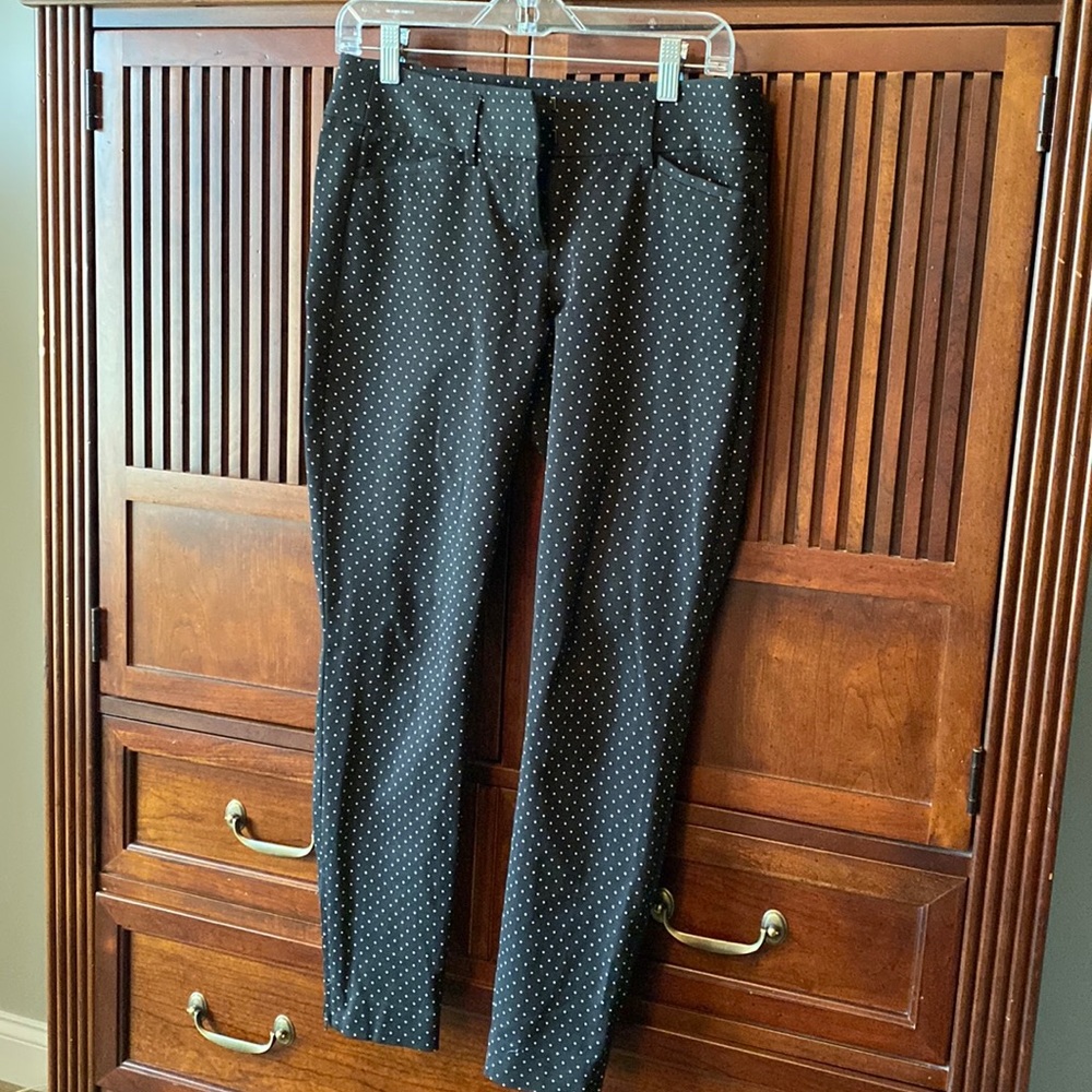 LOFT SIZE O cropped pants . Great condition . Polka dots are white.